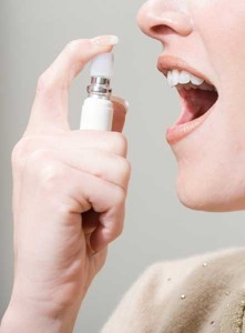 Mundwasser, Kapseln oder Pfefferminzbonbons als alleinige Maßnahme sind ungeeignet, da nur sehr kurzfristig der Mundgeruch überdeckt wird.