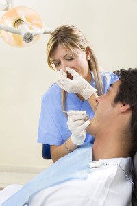 Eine Besserung des Mundgeruchs kann nur durch eine ursachenbezogene Behandlung funktionieren